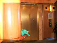 sea01_chibi_elevator.jpg (68550 bytes)